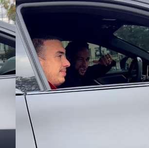 Neymar baixa vidro de Ferrari após fãs implorarem por tchauzinho no trânsito: 'Só um pouquinho'