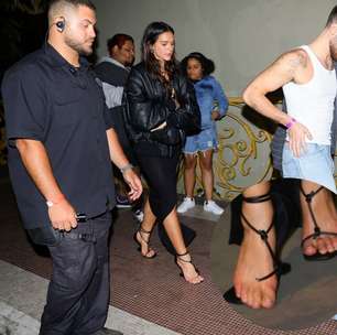 Descer do salto? Nunca! Bruna Marquezine arrebenta sandália de grife e 'mantém a pose' ao deixar festa acompanhada de João Guilherme em SP