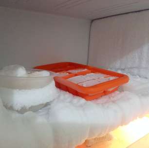 Este truque usa algo que todos temos em casa para remover gelo do congelador sem esforço