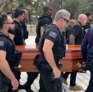 Carregado por policiais, caixão com o corpo do ex-delegado Ruy Ferraz chega à Alesp para velório