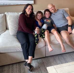 Pai com leucemia agressiva sobrevive após doação de células-tronco do filho de 9 anos