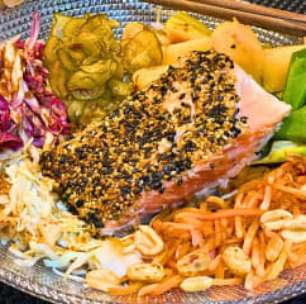 Salada asiática com salmão: saudável, apetitosa e rápida