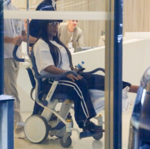 Gracyanne Barbosa deixa hospital de cadeira de rodas após cirurgia