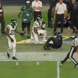 Jogador de futebol americano fica com perna ao contrário em lesão séria; assista