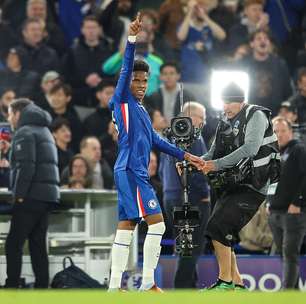 Estevão marca pela 1ª vez pelo Chelsea e garante vitória em clássico da Premier League