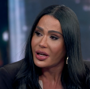 Gracyanne Barbosa chora ao aparecer de andador no Domingão e recebe convite inusitado de Huck