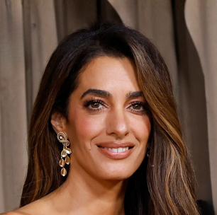 Esse vestido de festa de Amal Clooney tem a cor mais elegante para a temporada de Primavera-Verão