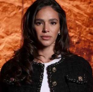 Com regata e jeans, Marquezine vê estreia de Blazy na Chanel