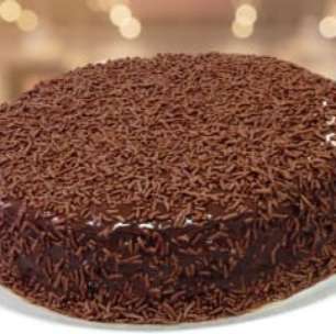 Bolo de chocolate fácil e barato: molhadinho e delicioso