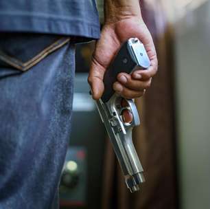 Professora revela crise de ansiedade e medo de sair de casa: 'Vizinho ameaçou atirar em eleitores do Lula'