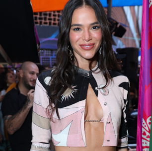 Futura rainha de bateria? Bruna Marquezine mostra samba no pé em evento e recebe elogios na web: 'Linda e sabe sambar'