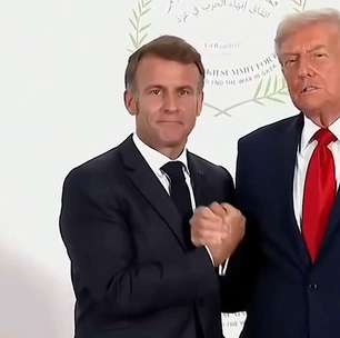 Trump dá aperto de mão longo e constrangedor em Macron durante cúpula da Paz no Egito