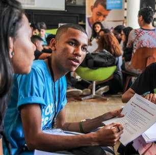 Como jovens de quebrada podem se preparar para o 1º emprego no setor de serviços?