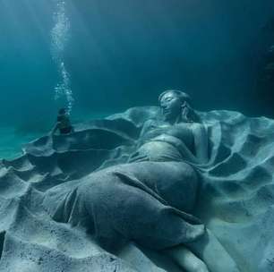 Artista cria escultura inédita, em mar do Japão