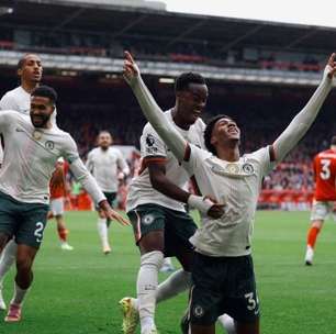 Chelsea bate Nottingham com facilidade e segue na cola dos líderes