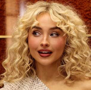 "Todo mundo me vê como uma cachorra com tesão", dispara Sabrina Carpenter no "Saturday Night Live"