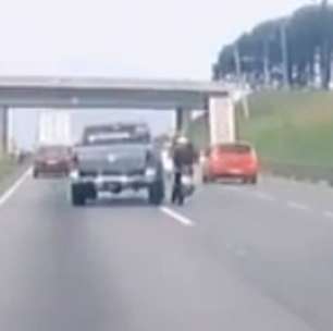 Caminhonete atropela motociclista, e motorista foge sem prestar socorro no Contorno Leste; vídeo impressiona