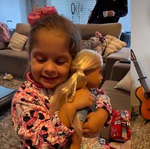 Ana Castela encontra filhos de Zé Felipe com Virginia e dá bonecas 'boiadeiras' de presente