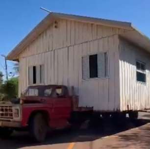 Casa de madeira é transportada em cima de caminhão com escolta policial no Paraná; vídeo mostra mudança