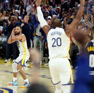 Curry decide, e Warriors vencem os Nuggets na prorrogação