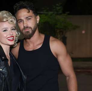 De peruca loira, Larissa Manoela se transforma em Sandy e combina fantasia com marido em festa de Halloween com elenco da novela 'Êta Mundo Melhor!'