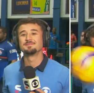 Repórter da Globo leva Globo bolada no rosto ao vivo: 'Ardeu demais'