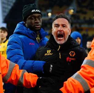 Ex-Flamengo e Corinthians, Vítor Pereira discute com torcedores e precisa ser contido; veja