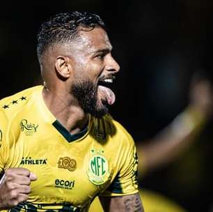 Reinaldo está suspenso diante do Botafogo