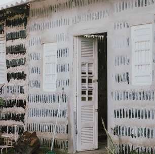 Casa de Sal: mãe e filha transformam reciclados em moradia e arte e constroem lar com 8 mil garrafas em Pernambuco