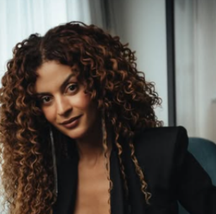 Atriz de 'Três Graças' revela gastos de R$ 100 mil em cirurgia de redesignação de gênero