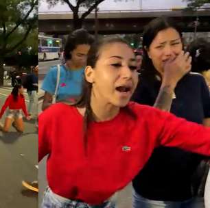 Familiares de mortos em operação se ajoelham em avenida para pedir liberação de corpos no Rio