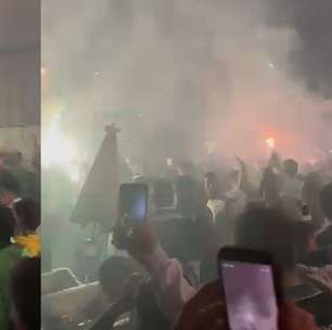 Torcedores do Palmeiras fazem festa para ônibus de jogadores antes de 'decisão' contra LDU