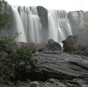 Como é a trilha para carros sobre uma cachoeira, na Serra Gaúcha