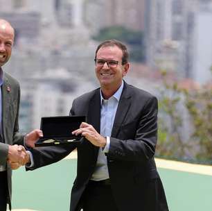 Eduardo Paes entrega chave do Rio ao príncipe William no Pão de Açúcar