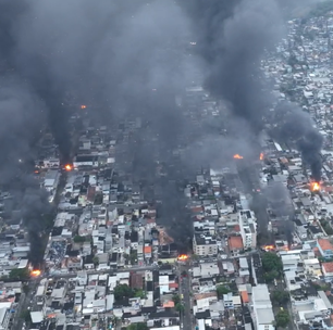 Imagens de drones mostram incêndio provocado por barricadas em megaoperação contra CV no RJ; veja