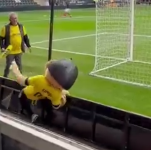 Mascote de clube inglês é retirado de campo por aparente embriaguez