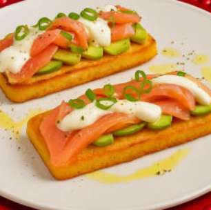 Entrada de salmão e avocado fácil em pão sem farinha