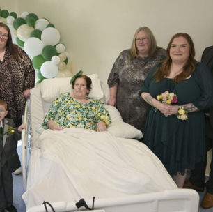 Filho se casa em hospital para realizar o sonho da mãe diagnosticada com câncer; conheça a história