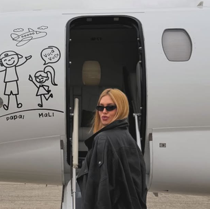 Virginia Fonseca posa em jatinho com desenho de Zé Felipe ao voltar de temporada na casa de Vini Jr.