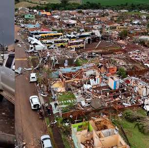 Moradores se desesperam e mostram destruição após passagem de tornado no Paraná
