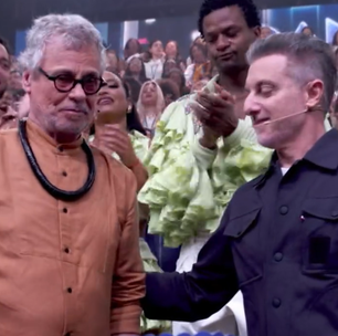 Carlinhos de Jesus volta a ficar de pé no Domingão após precisar de cadeira de rodas