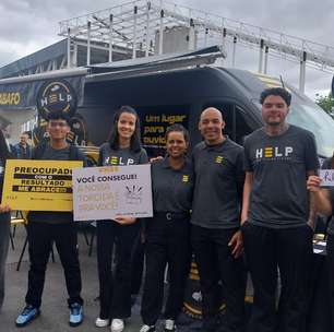 Voluntários oferecem abraços às cegas, 'cantinho do desabafo' e entregam água e caneta no Enem: 'Passam energia positiva'