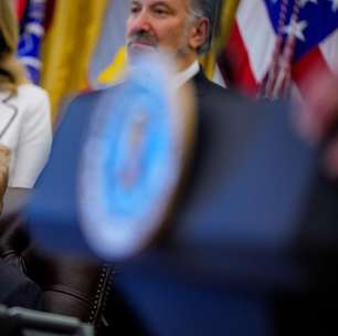 Trump é fotografado de olhos fechados em evento; Casa Branca nega que ele estivesse dormindo