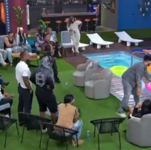 Participante desmaia após ser empurrada em piscina por colega em reality; veja