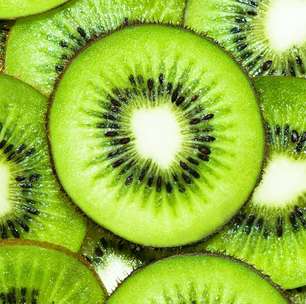 Comer kiwi à noite pode melhorar a qualidade do seu sono; descubra a quantidade ideal