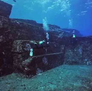 Pirâmide subaquática no Japão impressiona cientistas