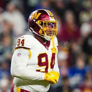 NFL: jogador dos Commanders é suspenso por socar adversário