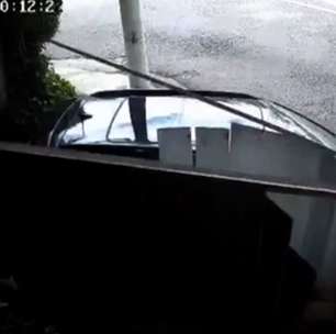 Mulher tenta fugir de motel sem pagar, causa acidente e é presa em flagrante em SP