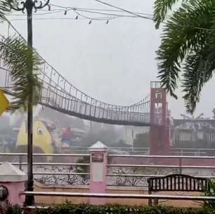 Ponte se contorce durante passagem de tufão nas Filipinas