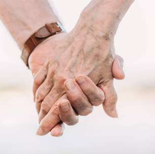 Segurar a mão de quem se ama alivia a dor, sincroniza o cérebro e reduz o estresse